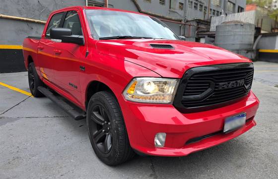 RAM CLASSIC 5.7 V8 GASOLINA LARAMIE NIGHT EDITION CD 4X4 AUTOMÁTICO RAM CLASSIC 5.7 V8 GASOLINA LARAMIE NIGHT EDITION CD 4X4 AUTOMÁTICO
